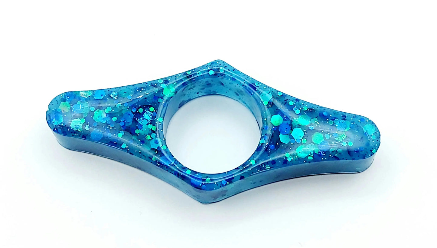 Bague de lecture Droite en résine époxy, bleu et paillettes holographiques bleues.