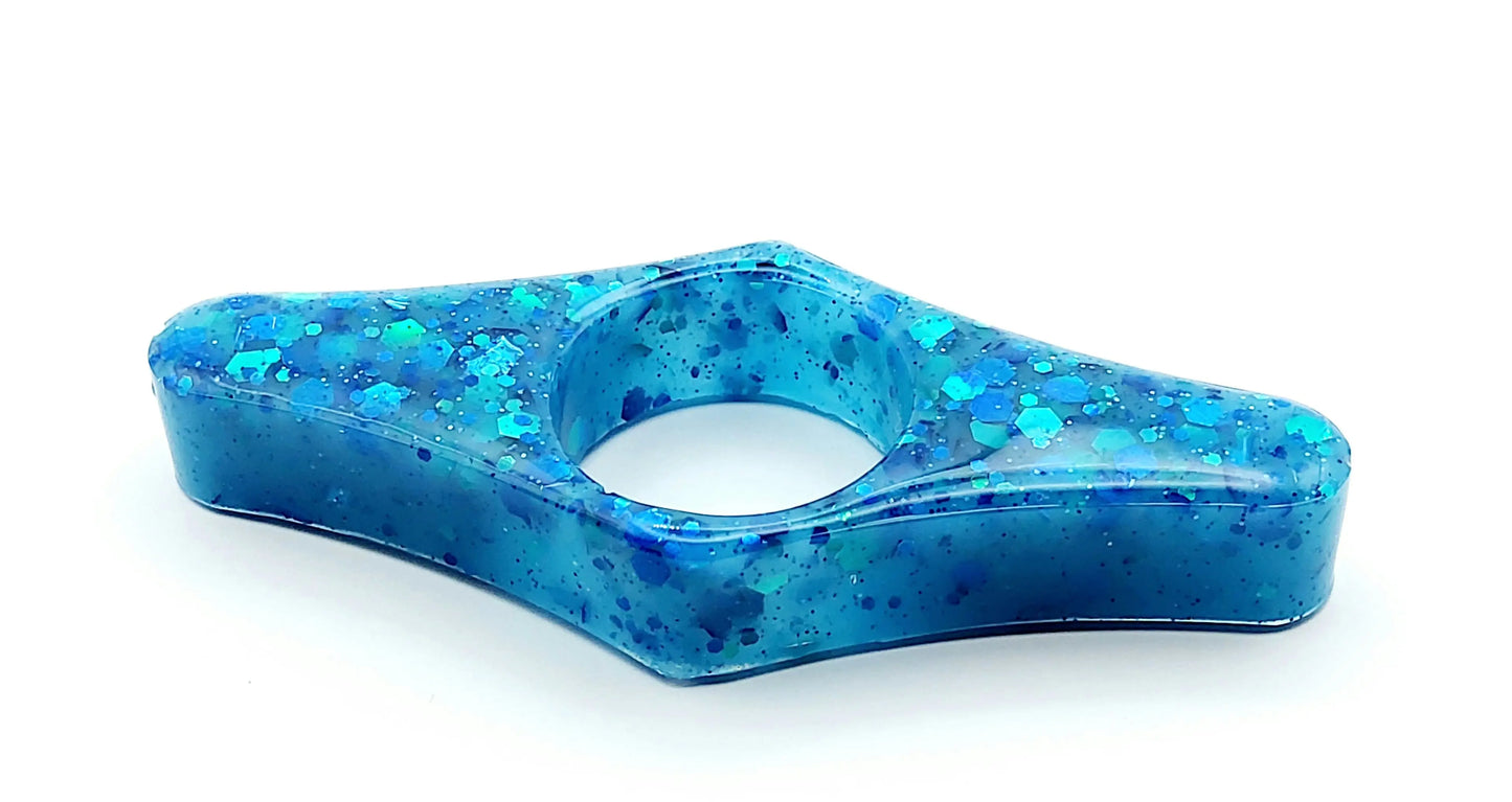 Bague de lecture Droite en résine époxy, bleu et paillettes holographiques bleues. Vue de côté.