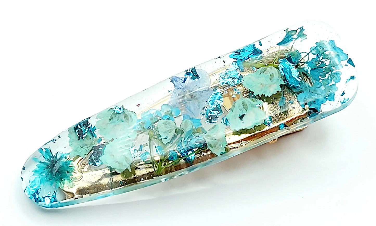 Barrette "Arrondie" en résine époxy. Fleurs séchées et feuille métallique bleues.