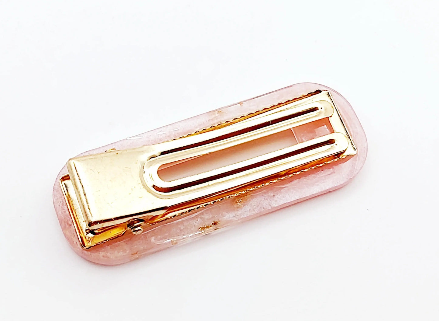 Barrette "Droite" en résine époxy, rose poudré et feuille d'or. Vue de l'envers.
