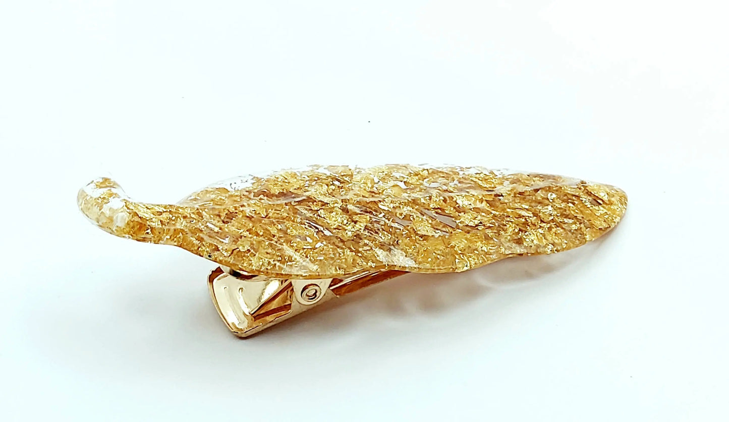 Barrette "Feuille" en résine époxy, transparente avec inclusion de feuille d'or. Pince dorée.