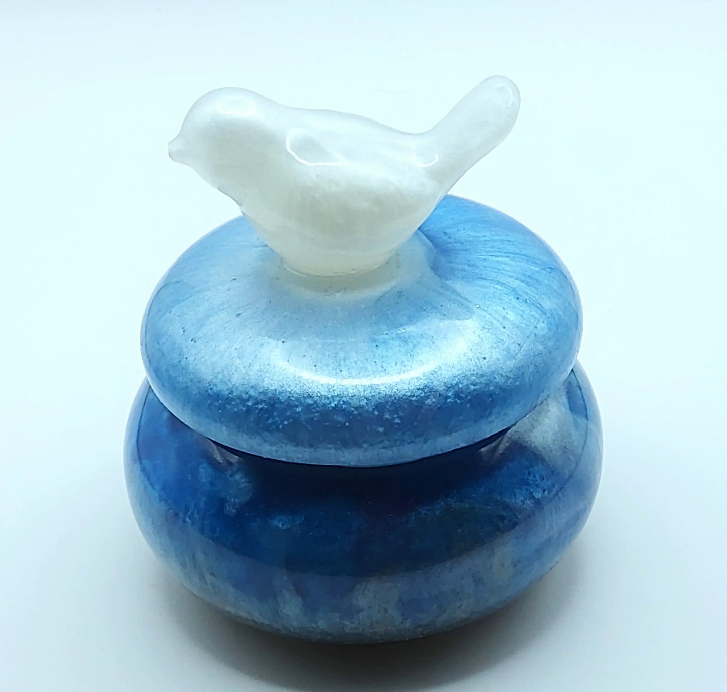 Boîte de rangement RONDE en résine époxy. Marbré bleu et blanc, avec oiseau blanc sur le couvercle - PRETTY RESINE