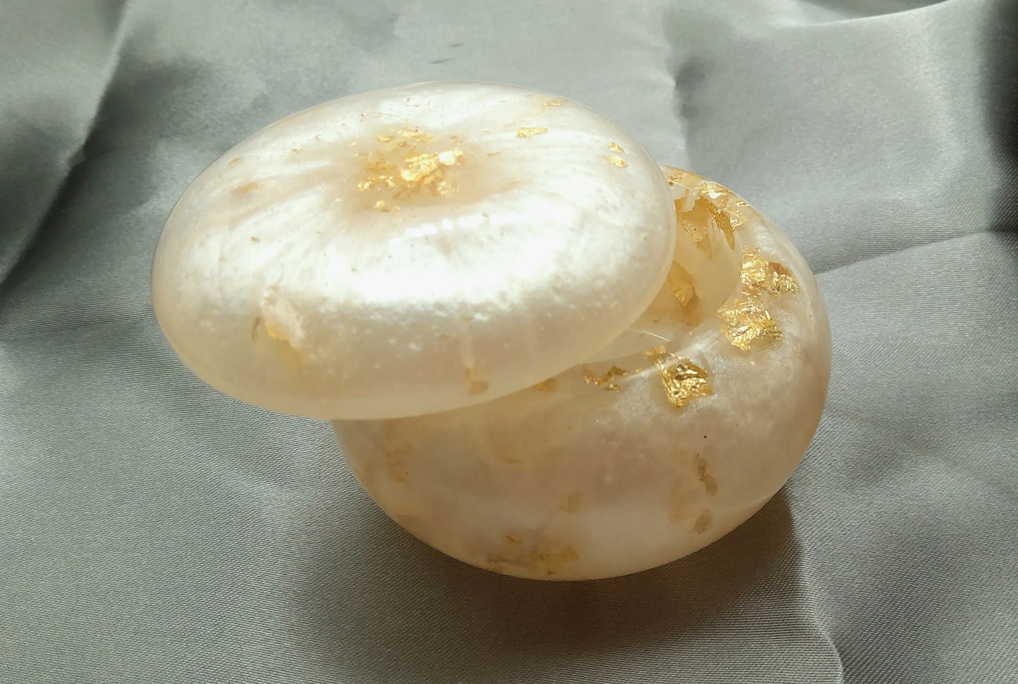 Boîte de rangement RONDE en résine époxy. Blanc et feuille d'or - PRETTY RESINE