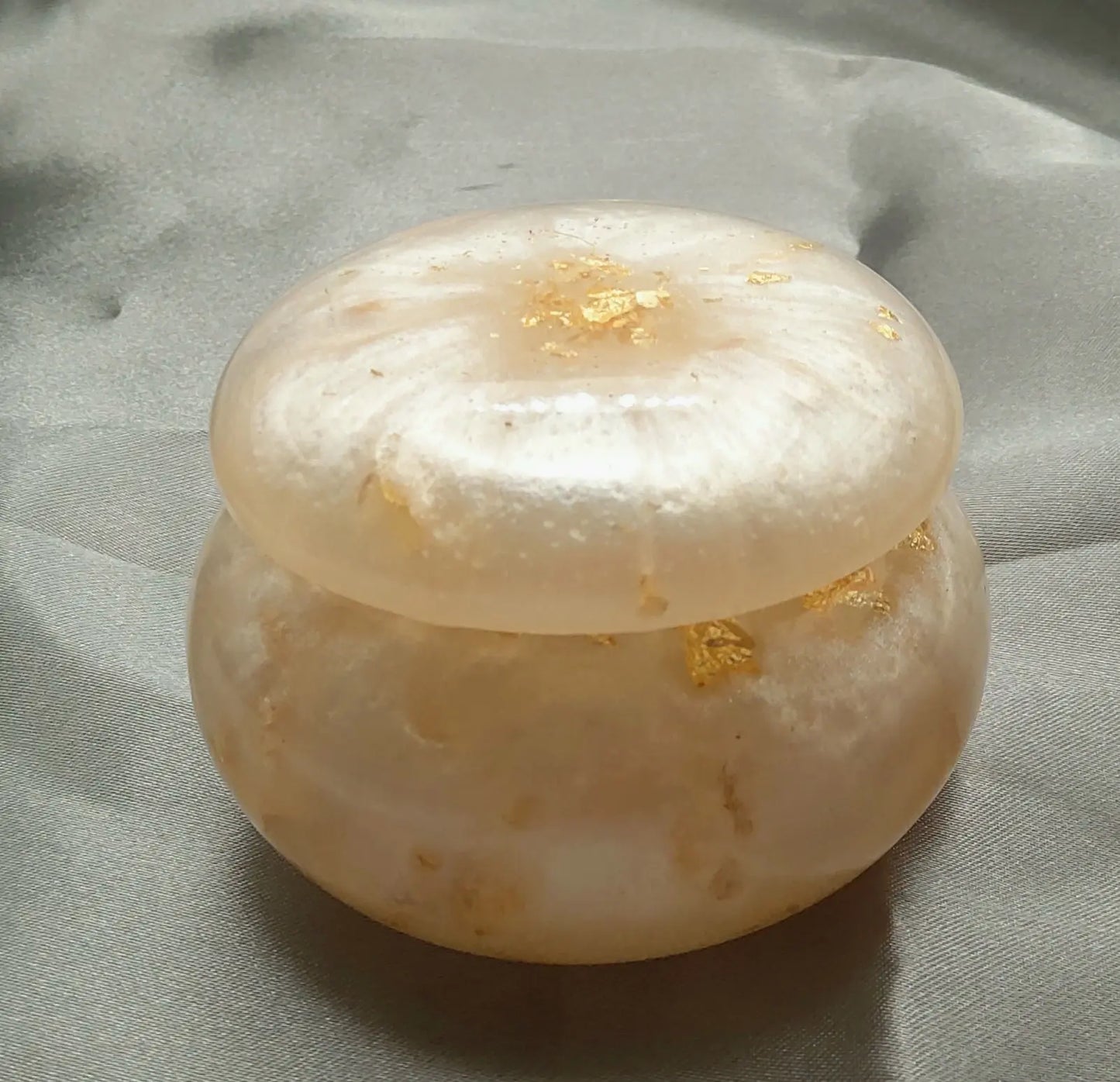 Boîte de rangement RONDE en résine époxy. Blanc et feuille d'or - PRETTY RESINE