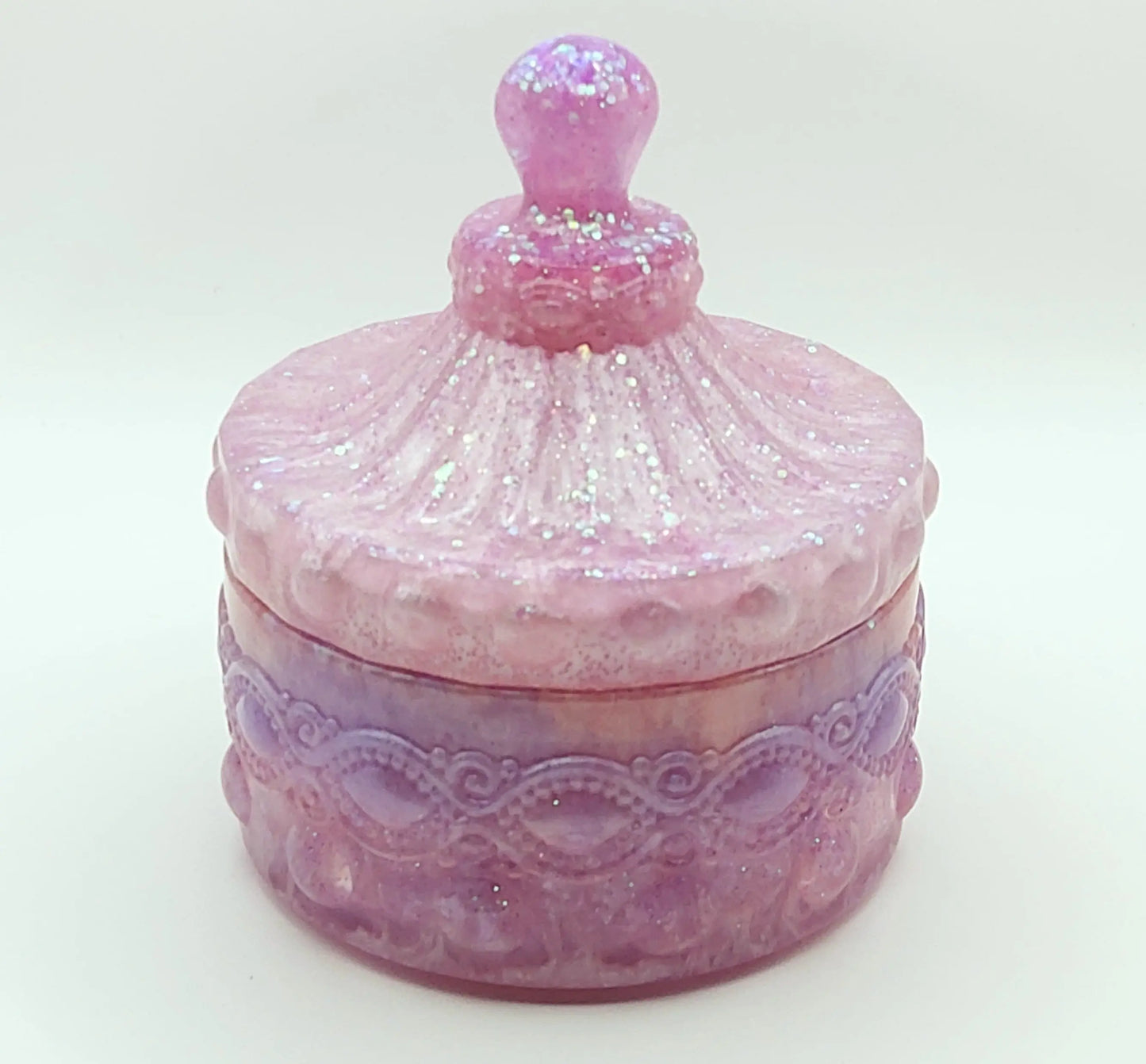 Boîte "Baroque" en résine époxy. Camaïeu rose et mauve avec paillettes holographiques. Fermée.