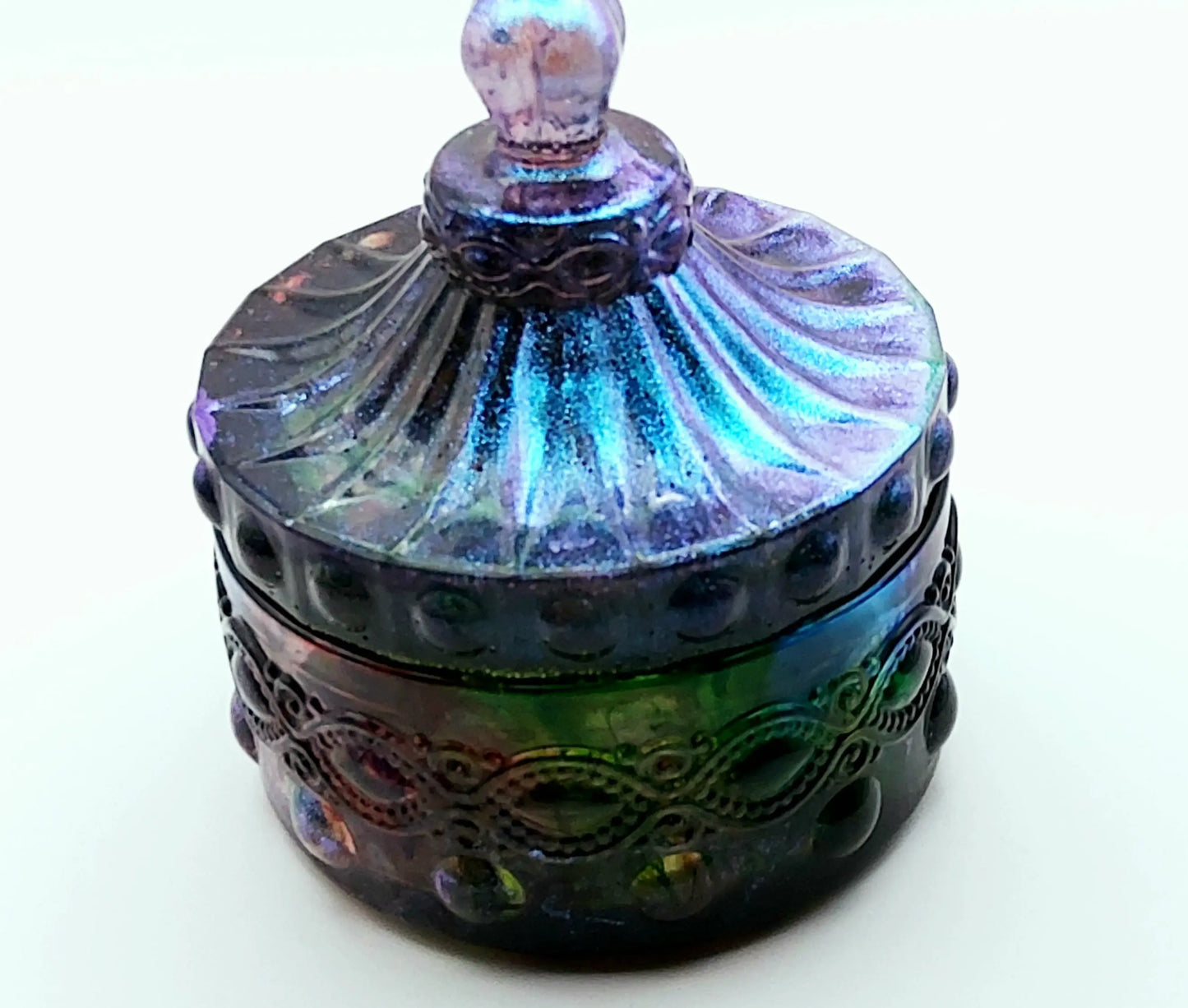 Boîte de rangement "Baroque" en résine époxy, multicolore et irisée. Fermée.