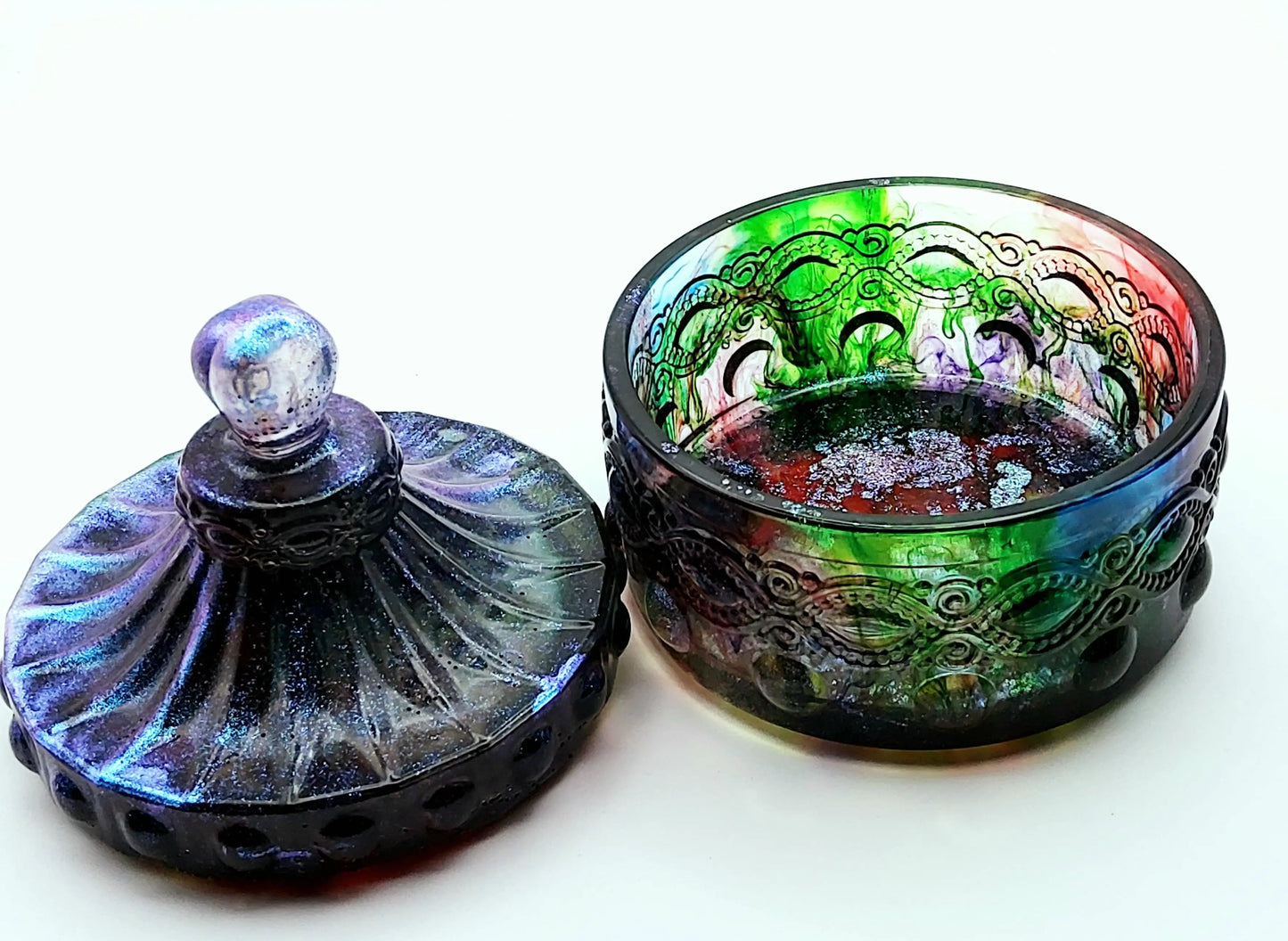 Boîte de rangement "Baroque" en résine époxy, multicolore et irisée. Couvercle posé à gauche de la boîte.