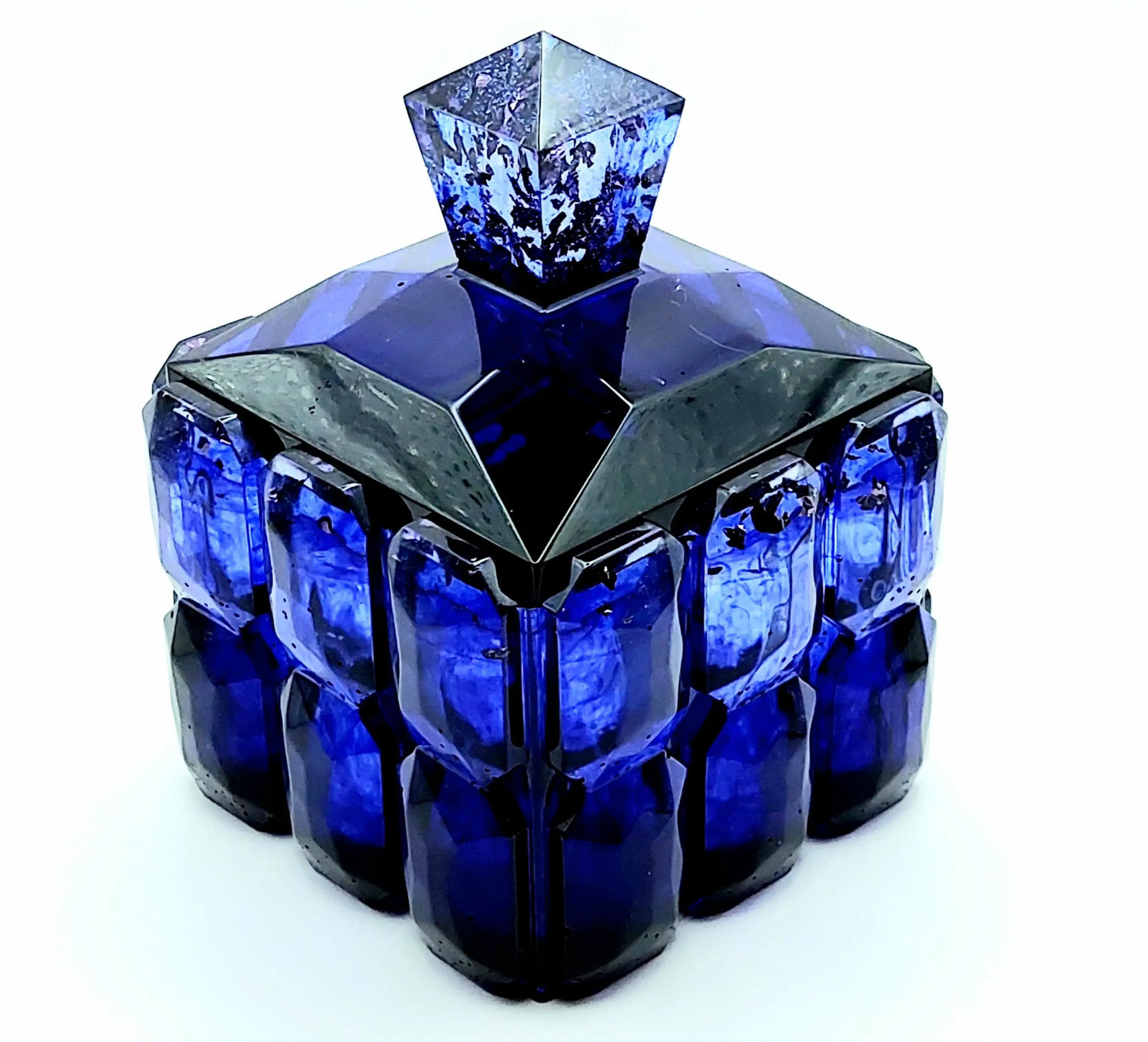 Boîte de rangement carrée en résine époxy. Bleu marine et feuille d'argent.