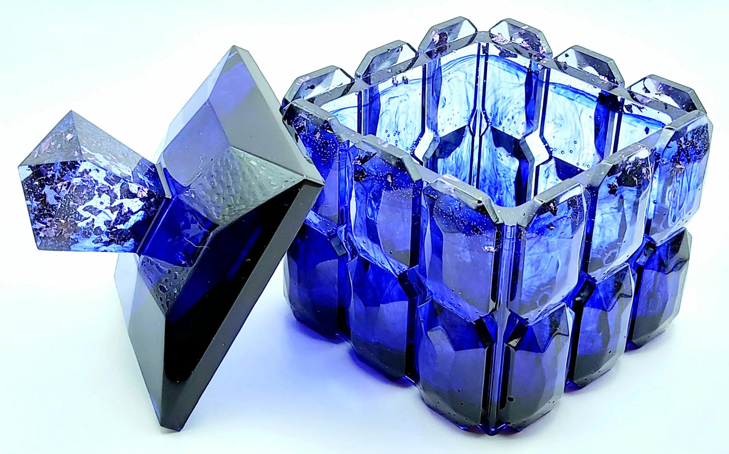 Boîte de rangement carrée en résine époxy. Bleu marine et feuille d'argent. Entrouverte.