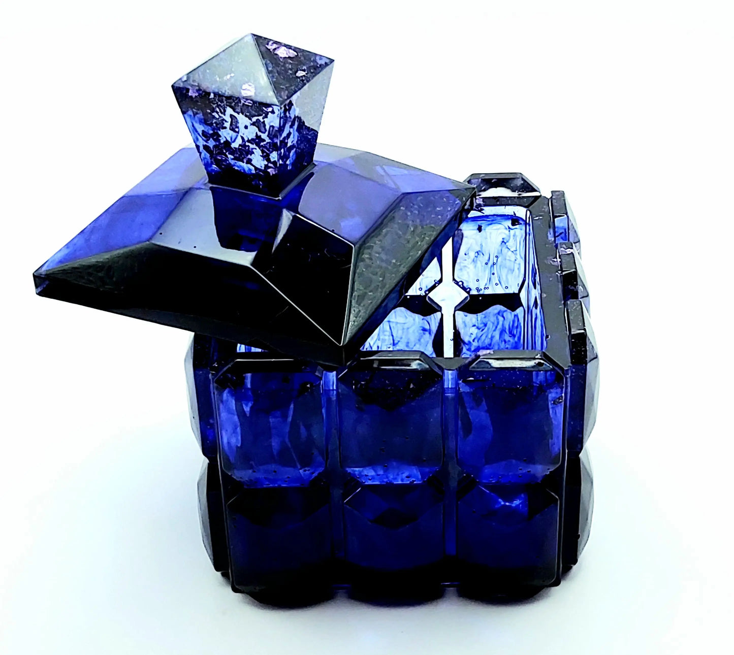 Boîte de rangement carrée en résine époxy. Bleu marine et feuille d'argent.