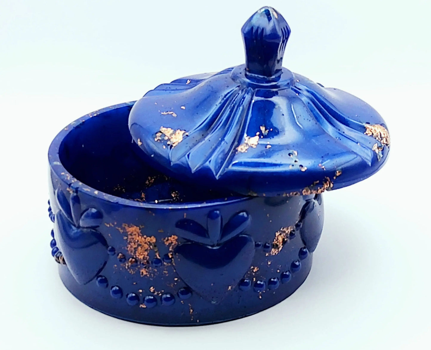Boîte de rangement "Guirlande" en résine époxy. Bleu et feuille de cuivre. Entrouverte.