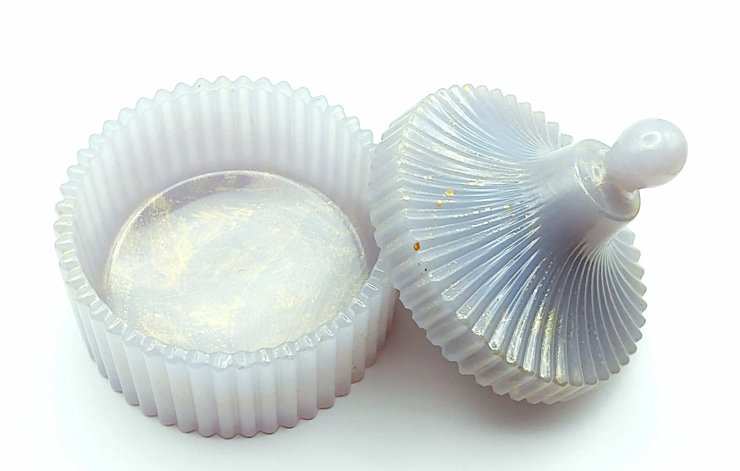 Boîte de rangement Orient en résine époxy, gris et or. Ouverte, vue de dessus.