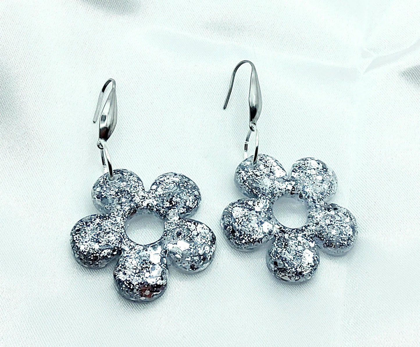 Boucles d'oreilles FLORA en résine époxy. Paillettes argentées - PRETTY RESINE