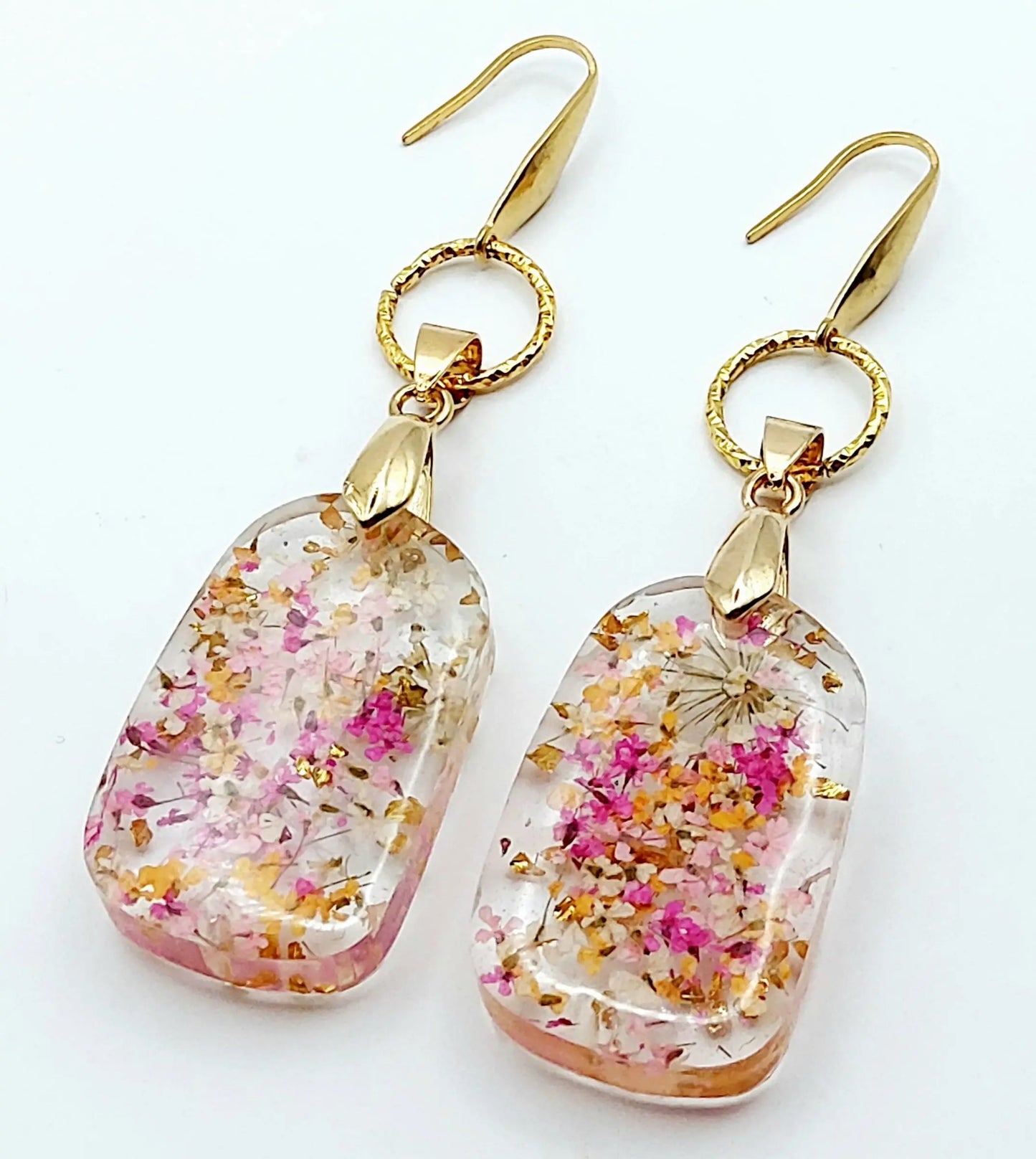 Boucles d'oreilles PENDANTES en résine. Fleurs roses, oranges et blanches PRETTY RESINE