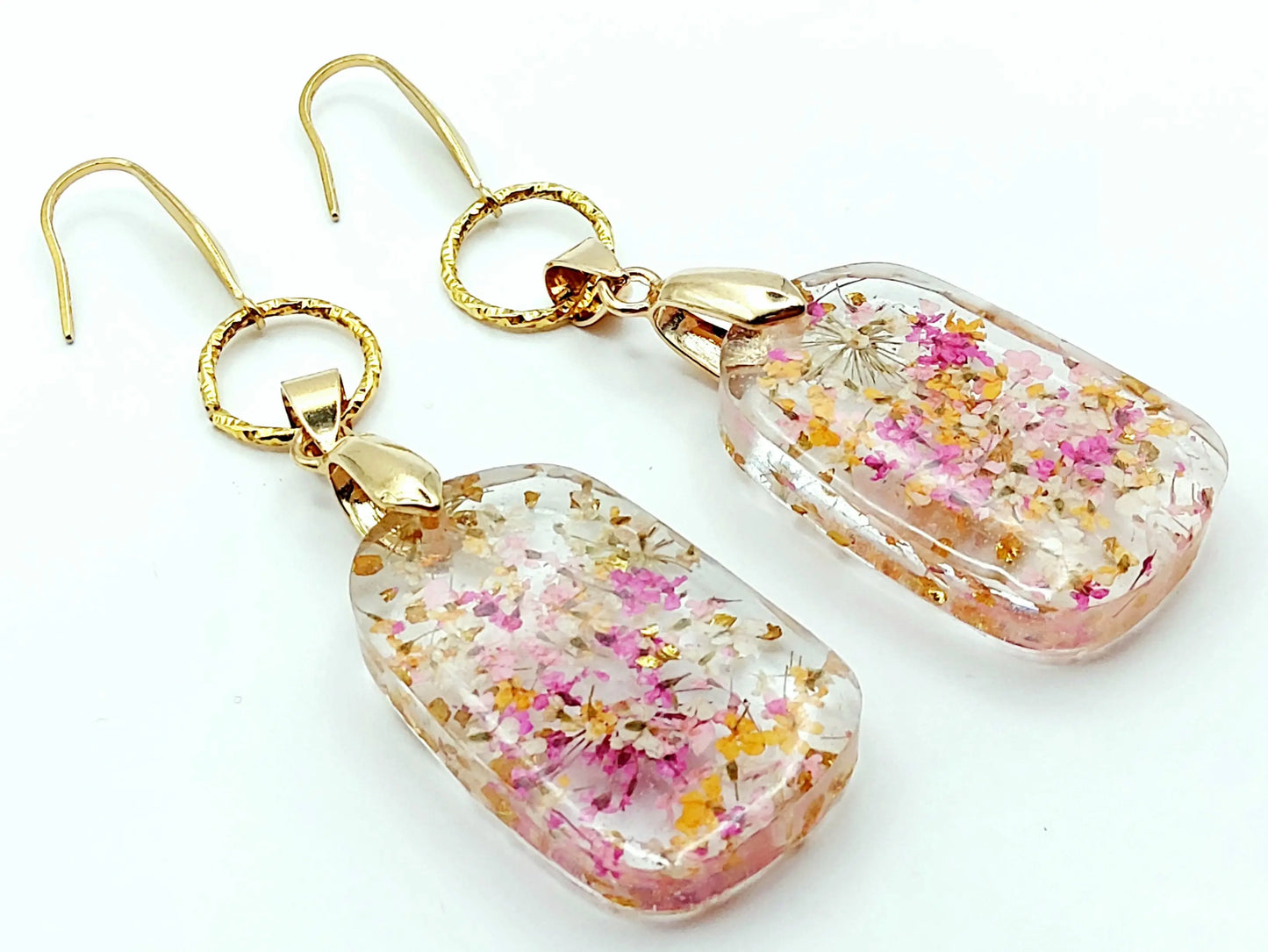 Boucles d'oreilles PENDANTES en résine. Fleurs roses, oranges et blanches PRETTY RESINE