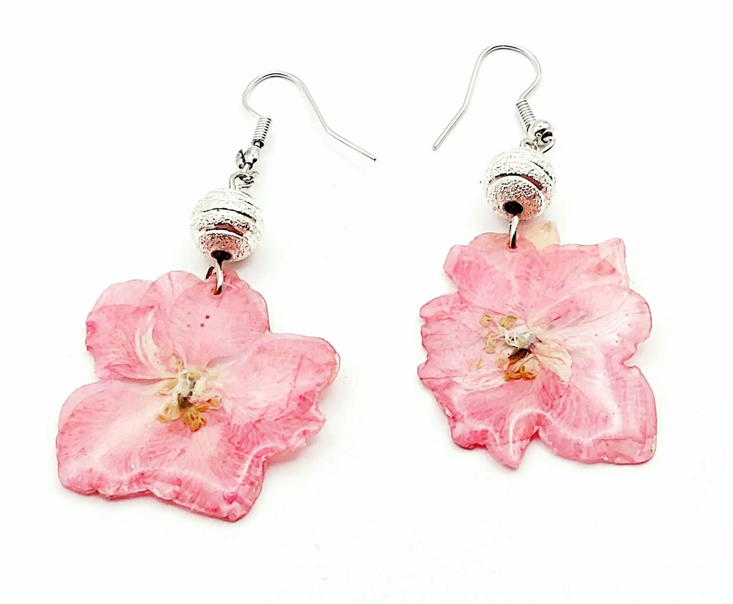 Boucles d'oreilles "Fleurs d'Hortensia" roses en résine. Perles facettées argentées.
