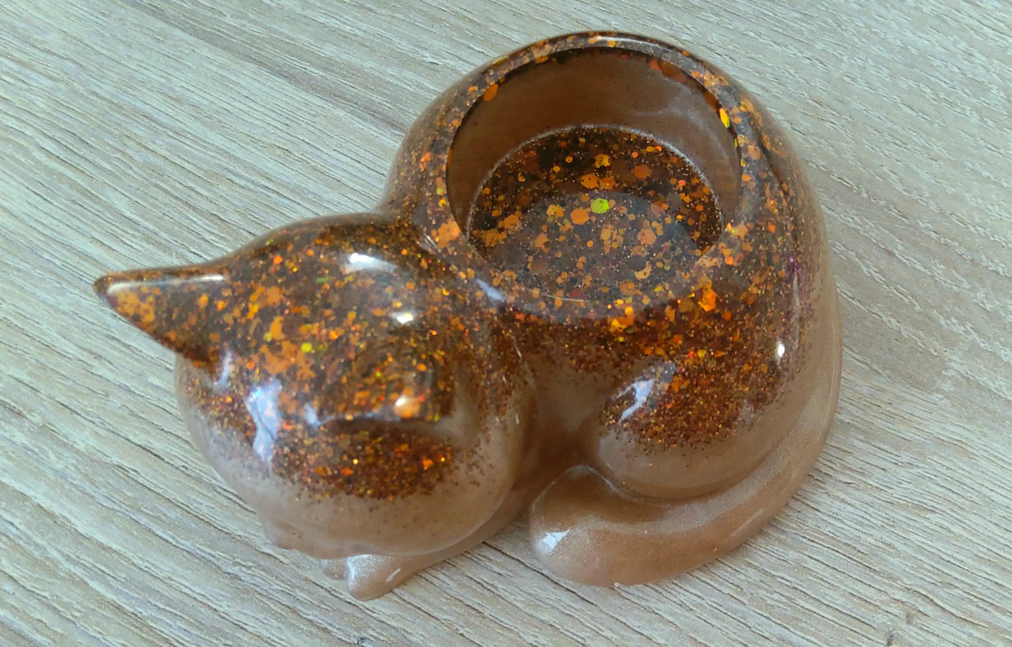 Bougeoir CHAT ENDORMI en résine époxy. Marron clair et paillettes cuivrées - PRETTY RESINE