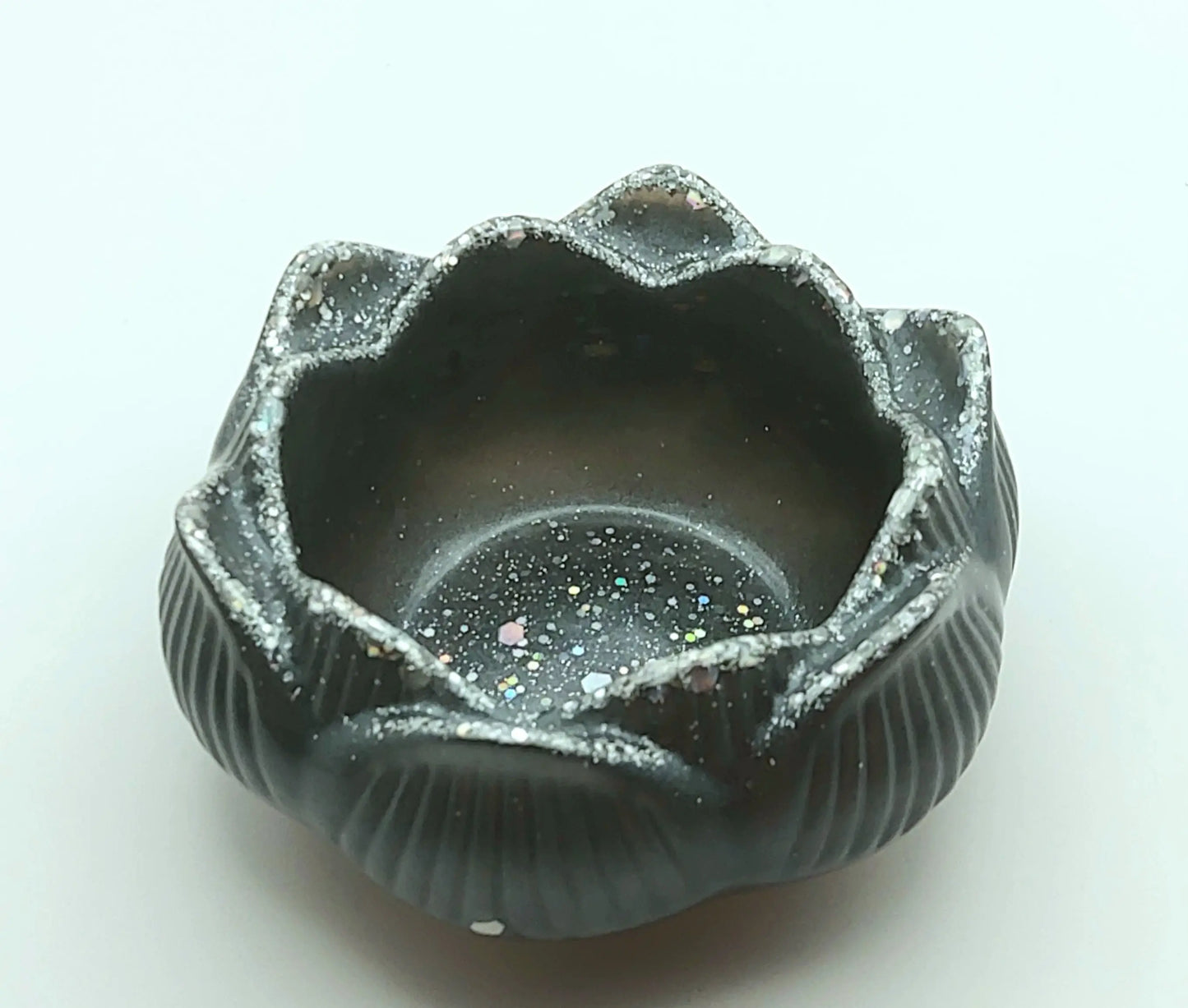 Bougeoir Petite Fleur de Lotus. Gris et paillettes holographiques argentées - PRETTY RESINE