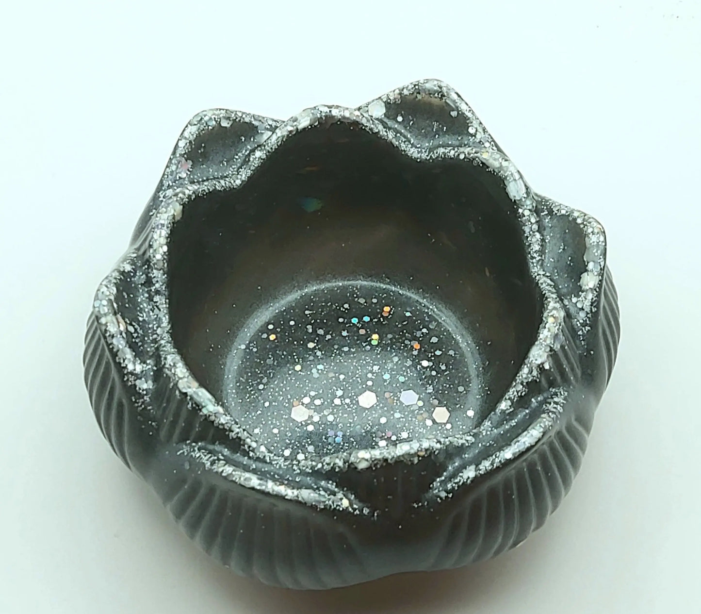 Bougeoir Petite Fleur de Lotus. Gris et paillettes holographiques argentées - PRETTY RESINE