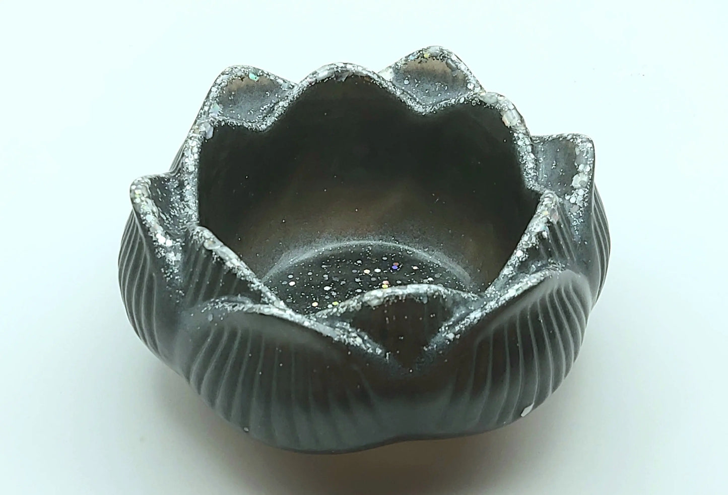 Bougeoir Petite Fleur de Lotus. Gris et paillettes holographiques argentées - PRETTY RESINE