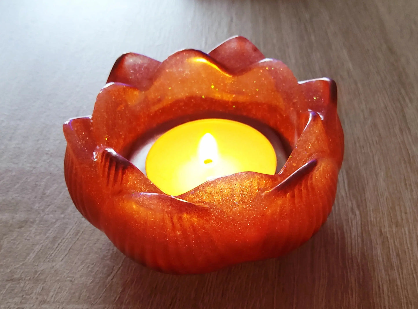 Bougeoir "Petite Fleur de Lotus" en résine époxy, acajou irisé. Bougie allumé.