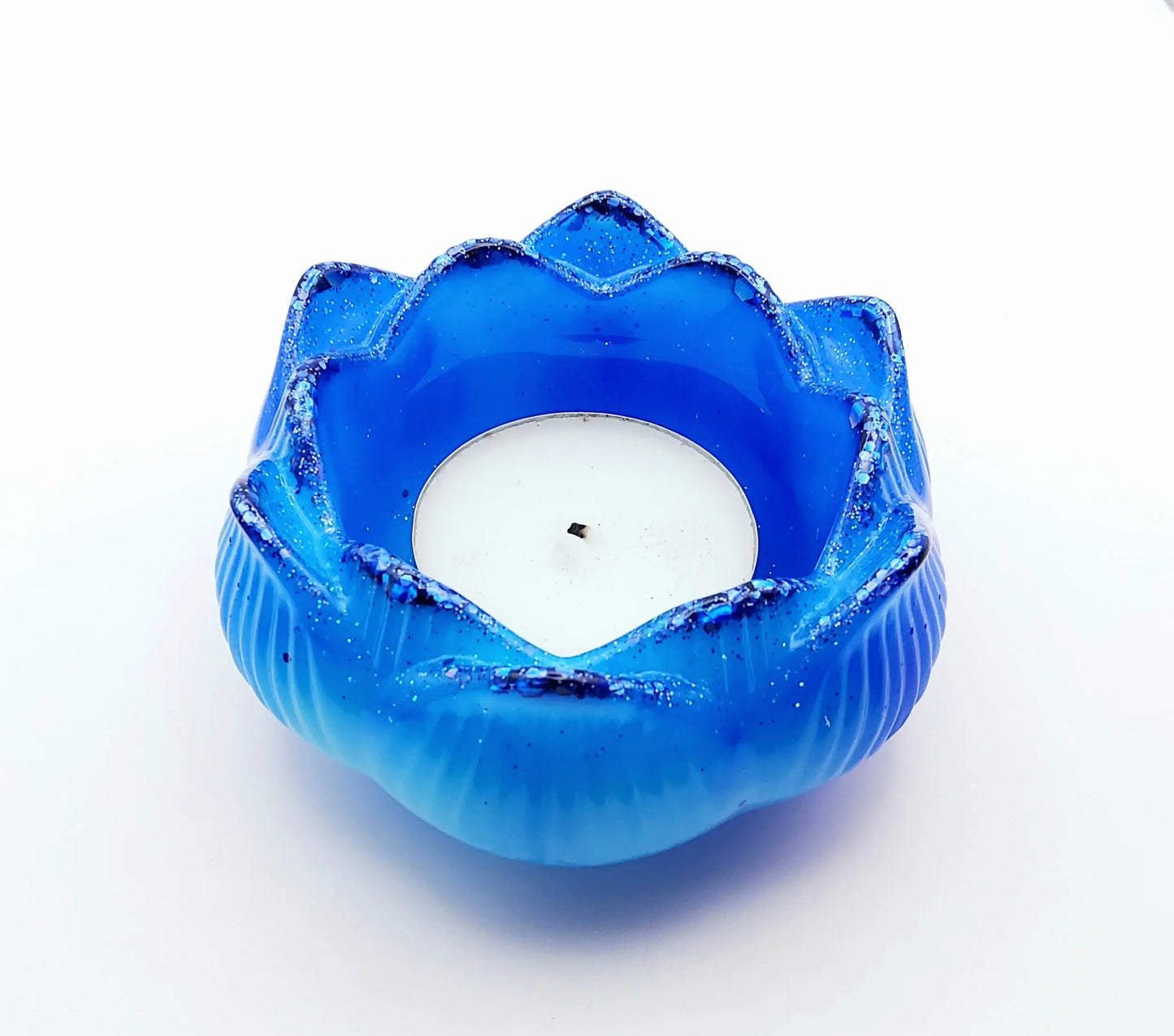 Bougeoir "Petite Fleur de Lotus" en résine époxy, bleu. Une bougie chauffe-plat à l'interieur.
