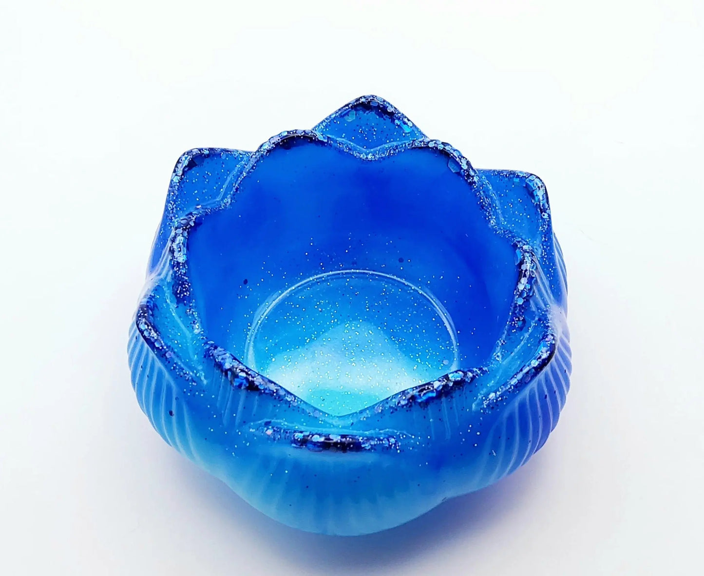 Bougeoir "Petite Fleur de Lotus" en résine époxy, bleu. Vue de dessus.