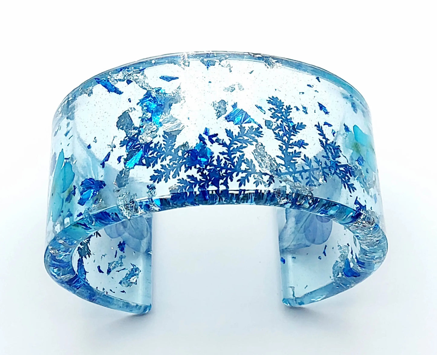 Bracelet manchette en résine époxy. Fleurs bleues et feuille d'argent.