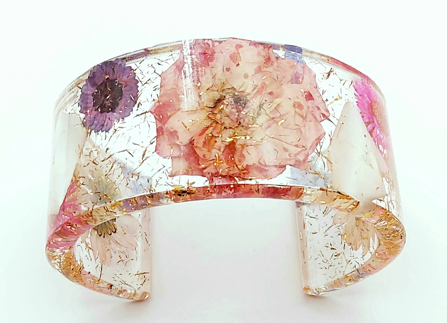 Manchette en résine époxy. Fleurs roses, violettes, blanches et bleues. Paillettes or.