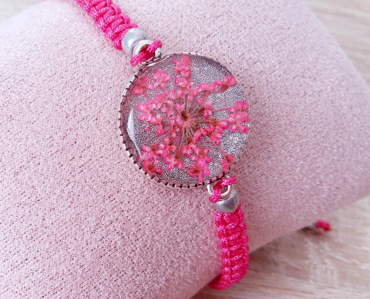 Bracelet en micro macramé et cabochon en résine UV. Fleur fuchsia - PRETTY RESINE