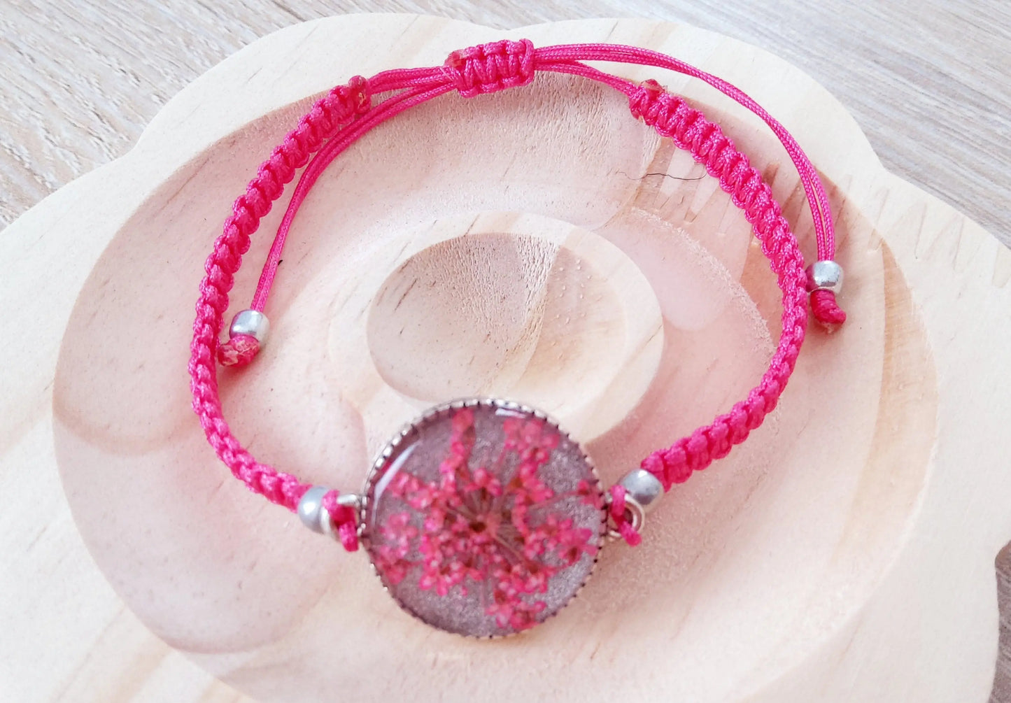Bracelet en micro macramé et cabochon en résine - Fuchsia PRETTY RESINE