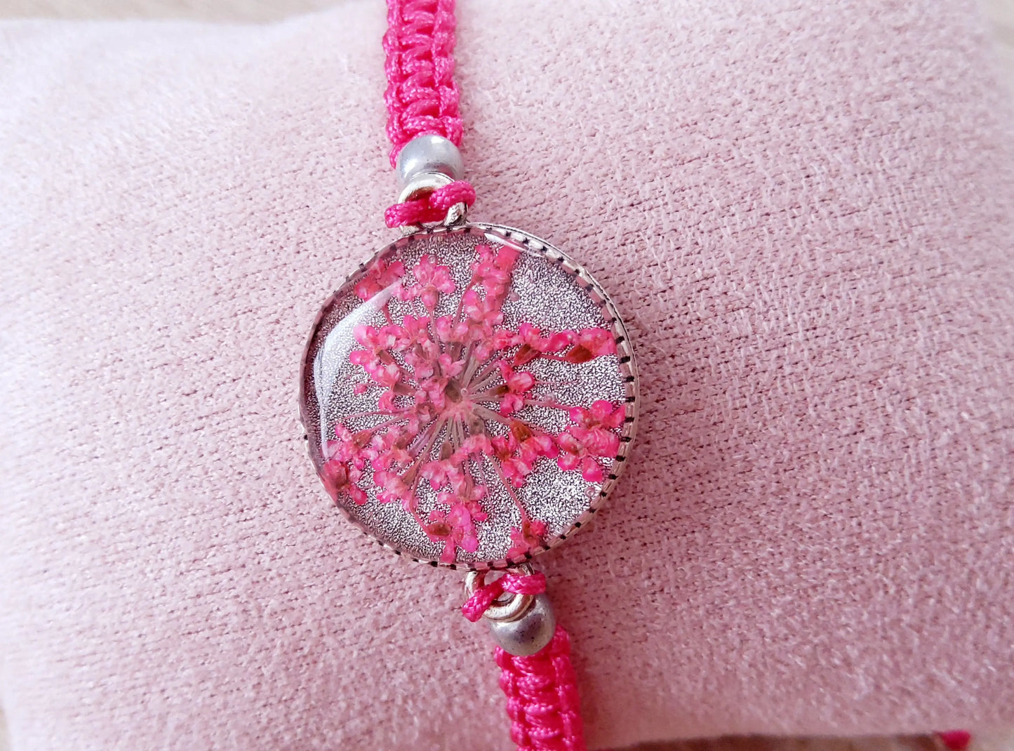 Bracelet en micro macramé et cabochon en résine - Fuchsia PRETTY RESINE