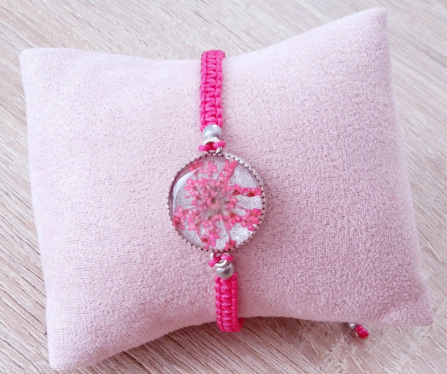 Bracelet en micro macramé et cabochon en résine - Fuchsia PRETTY RESINE