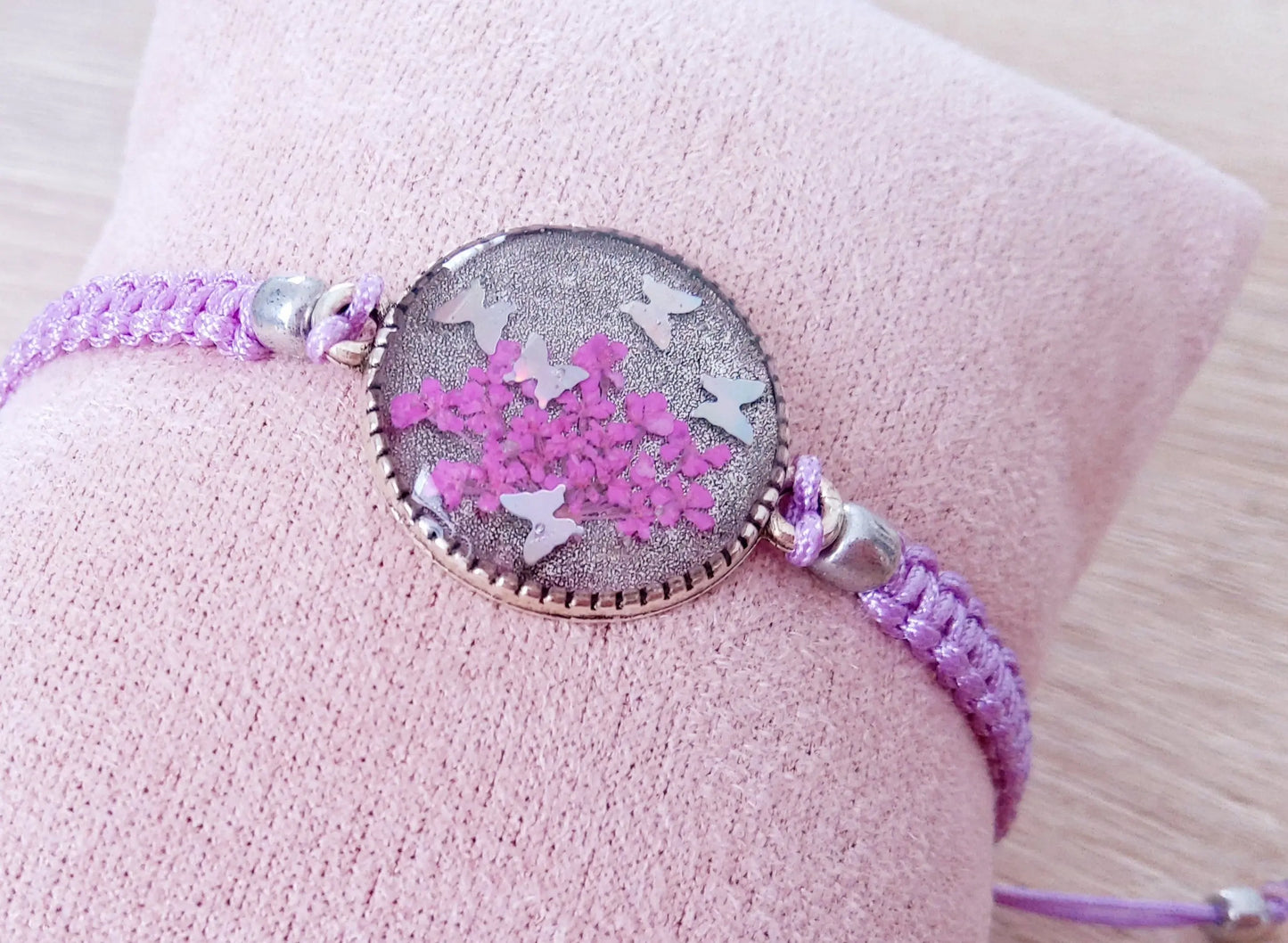Bracelet en micro macramé et cabochon en résine. Fleurs mauves - PRETTY RESINE