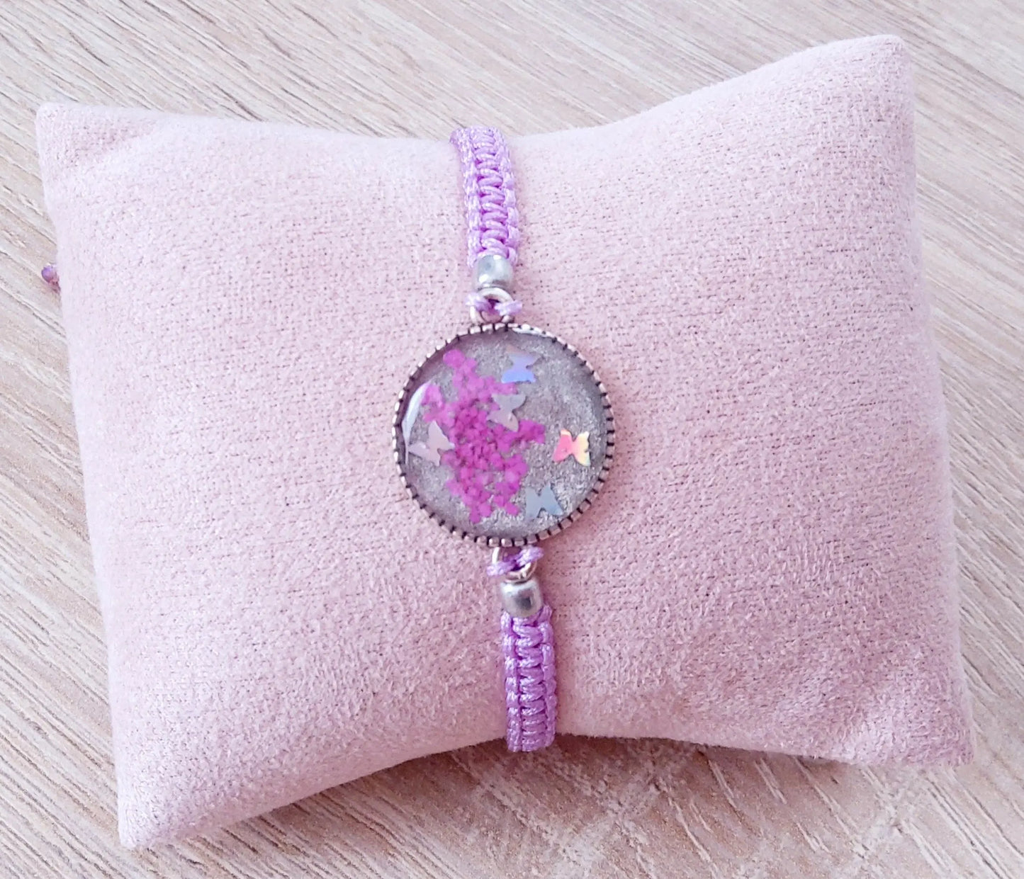 Bracelet en micro macramé et cabochon en résine. Fleurs mauves - PRETTY RESINE