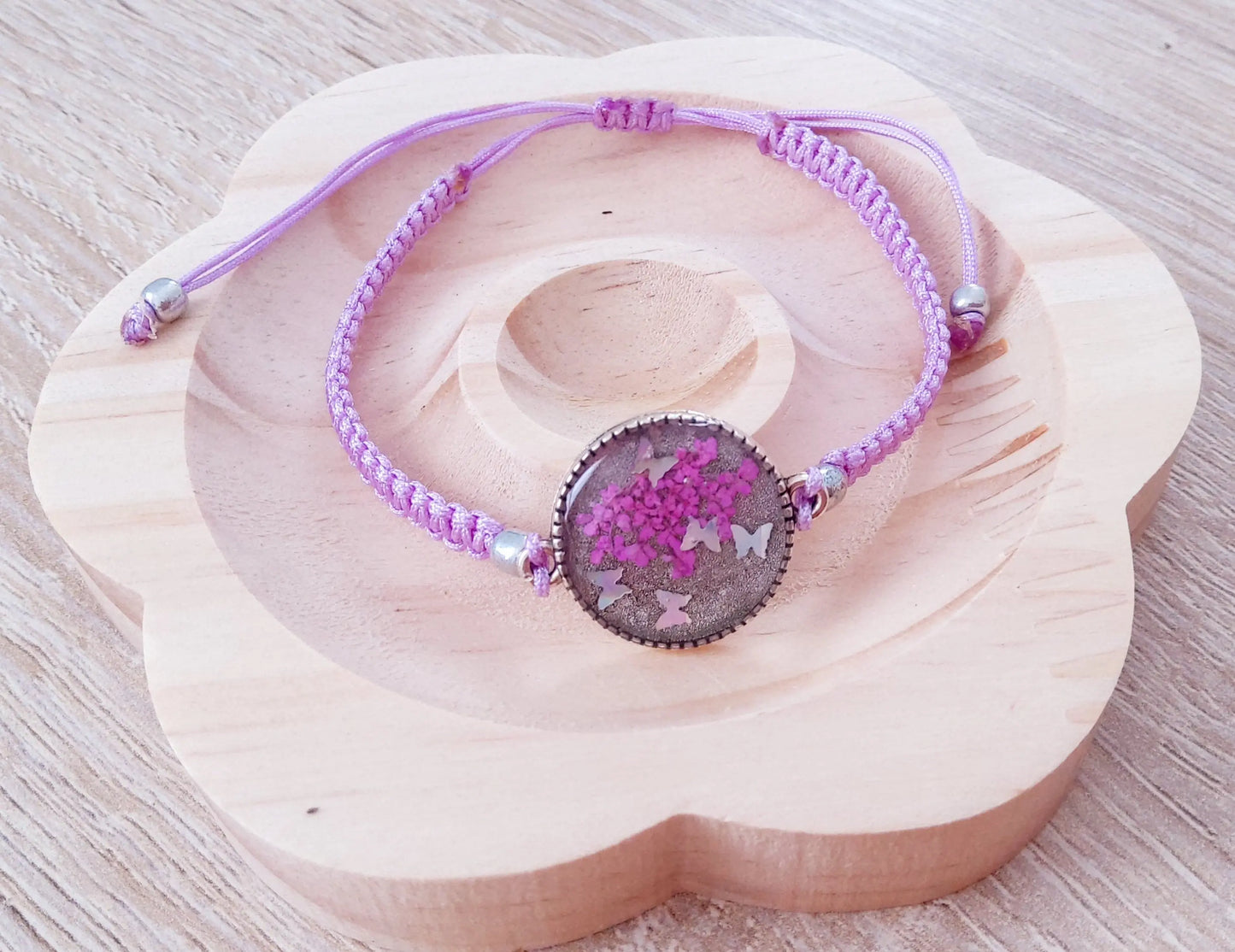 Bracelet en micro macramé et cabochon en résine. Fleurs mauves - PRETTY RESINE