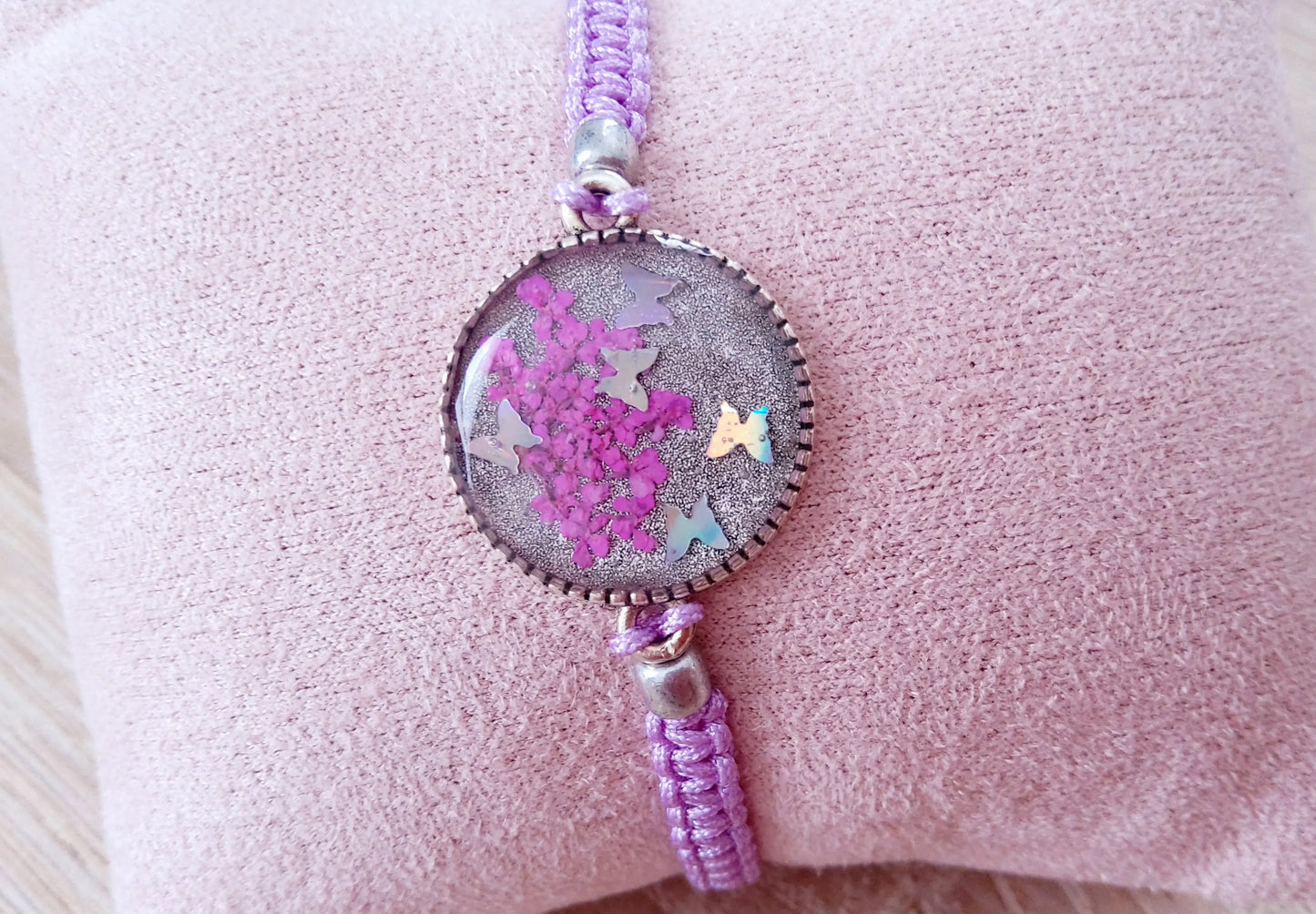 Bracelet en micro macramé et cabochon en résine. Fleurs mauves - PRETTY RESINE