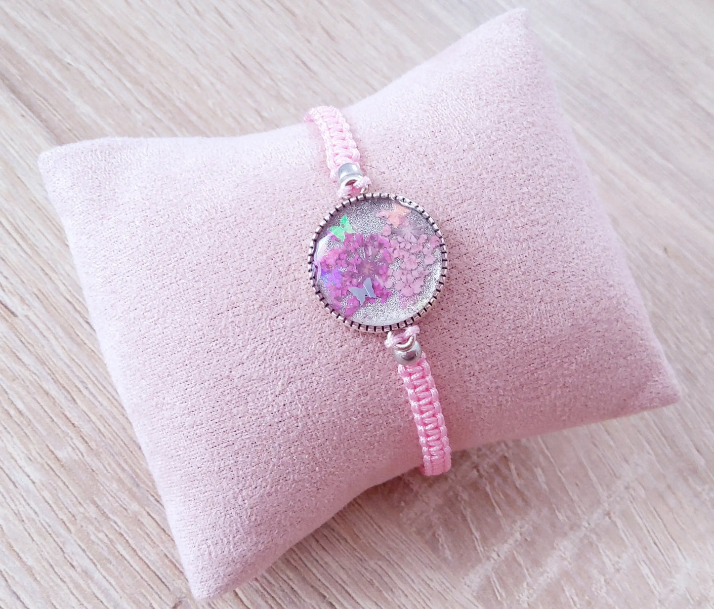 Bracelet en micro macramé et cabochon en résine - Rose pastel PRETTY RESINE
