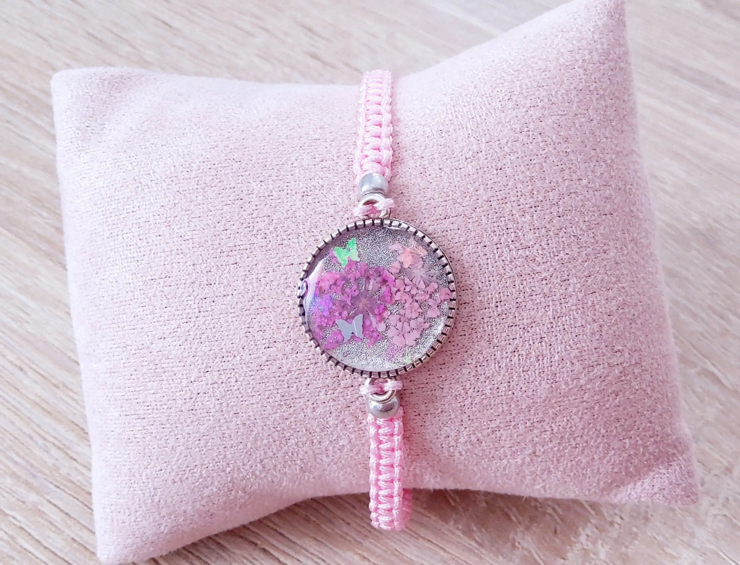 Bracelet en micro macramé et cabochon en résine - Rose pastel PRETTY RESINE