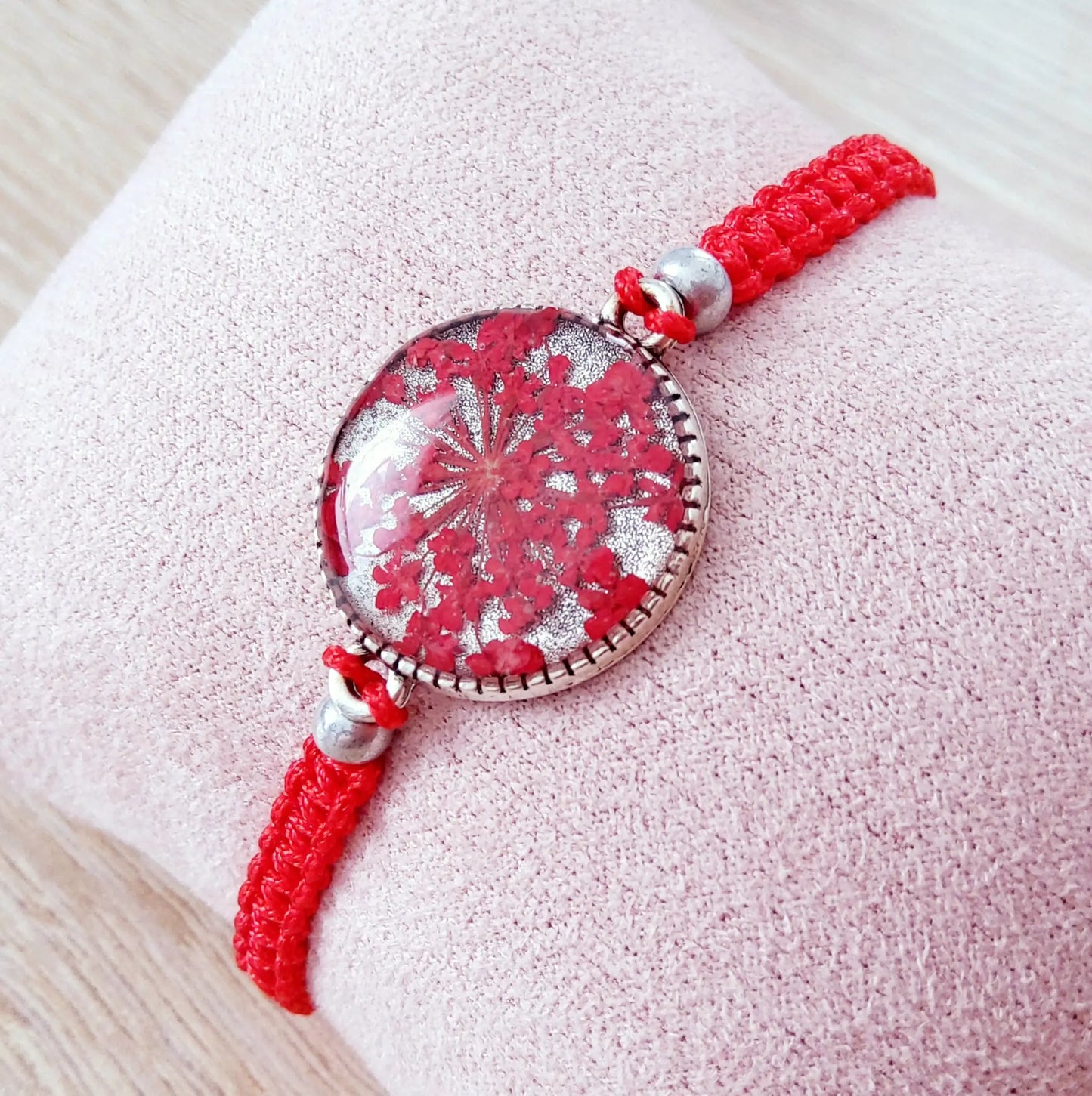 Bracelet en micro macramé et cabochon en résine - Rouge PRETTY RESINE