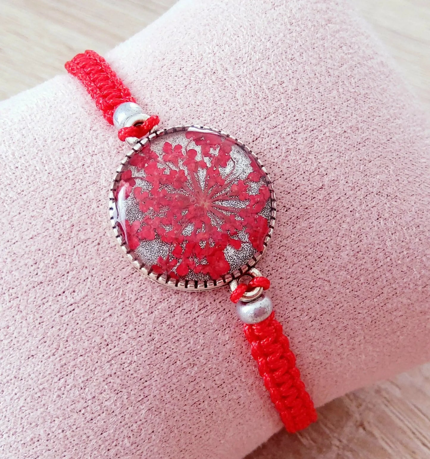 Bracelet en micro macramé et cabochon en résine UV. Fleur rouge - PRETTY RESINE