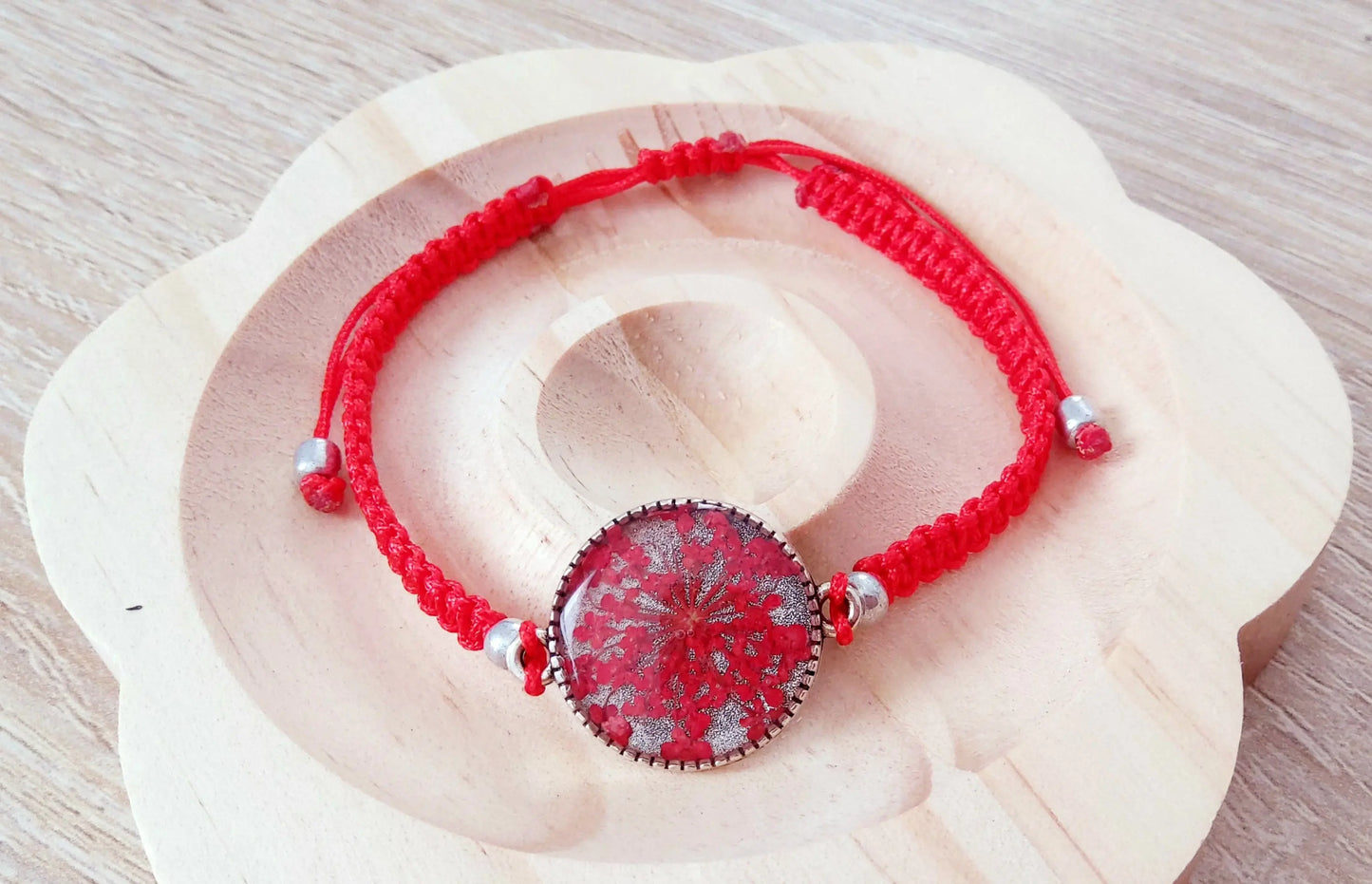 Bracelet en micro macramé et cabochon en résine. Rouge - PRETTY RESINE