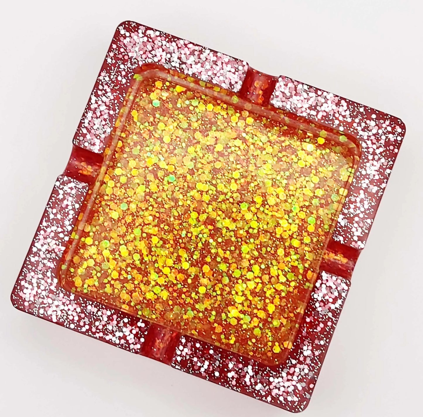 Cendrier carré en résine époxy - Rouge et paillettes holographiques - Vue de dessus