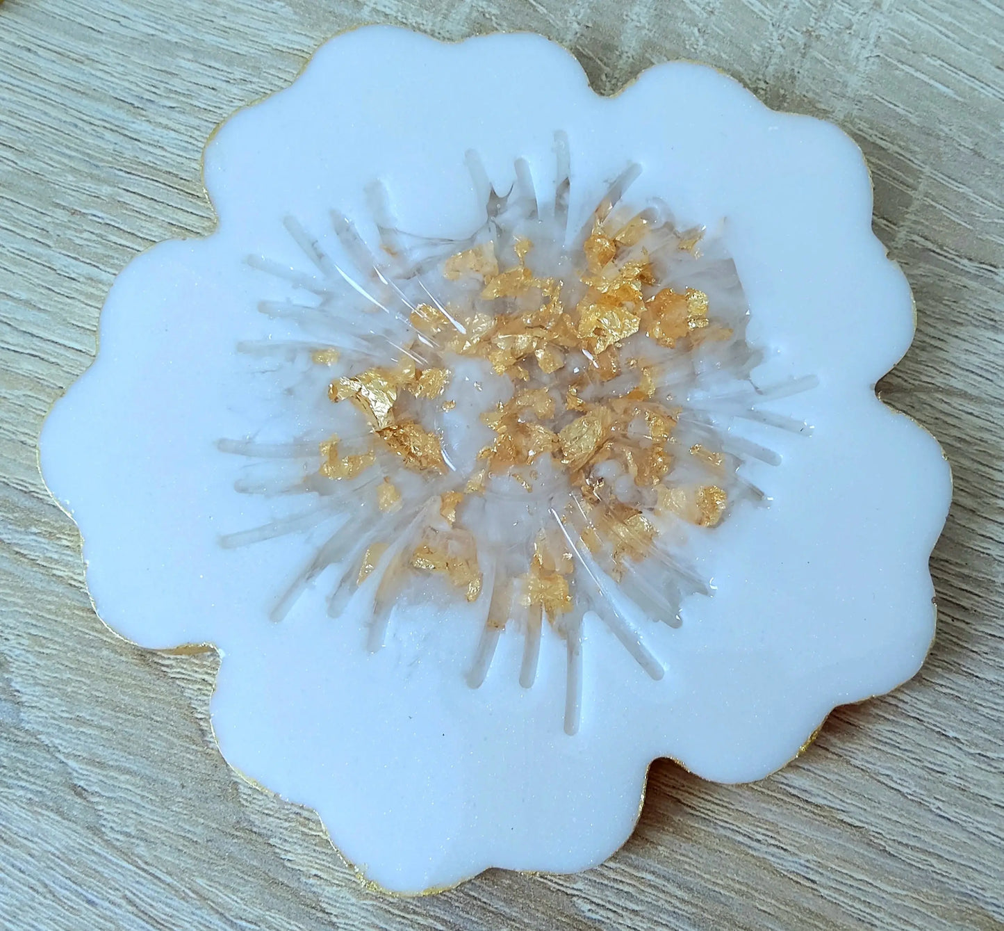 DESSOUS DE VERRE FLEUR en résine époxy. Blanc et or - PRETTY RESINE