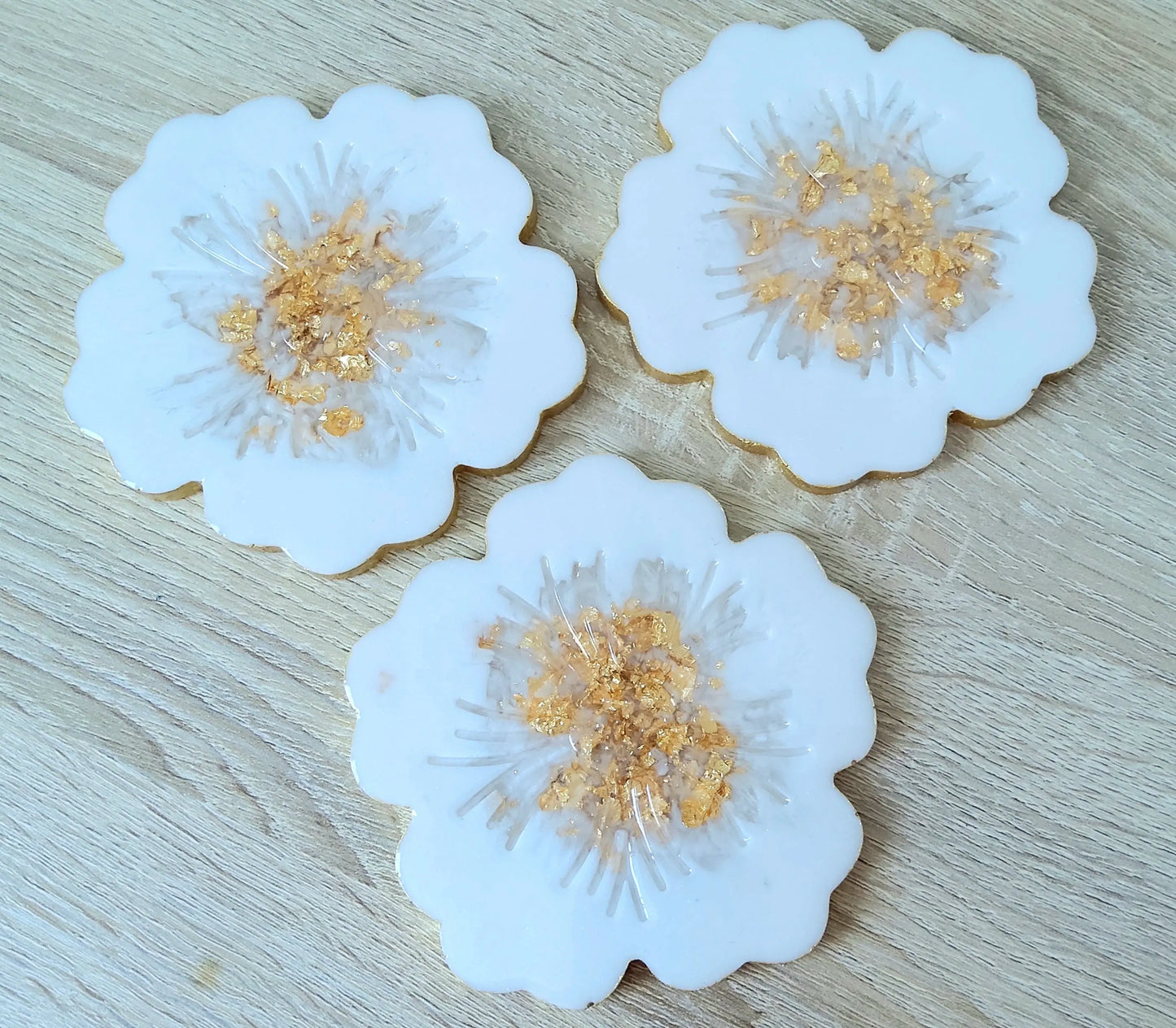 Ensemble de 3 DESSOUS DE VERRES FLEURS en résine époxy. Blanc et or - PRETTY RESINE