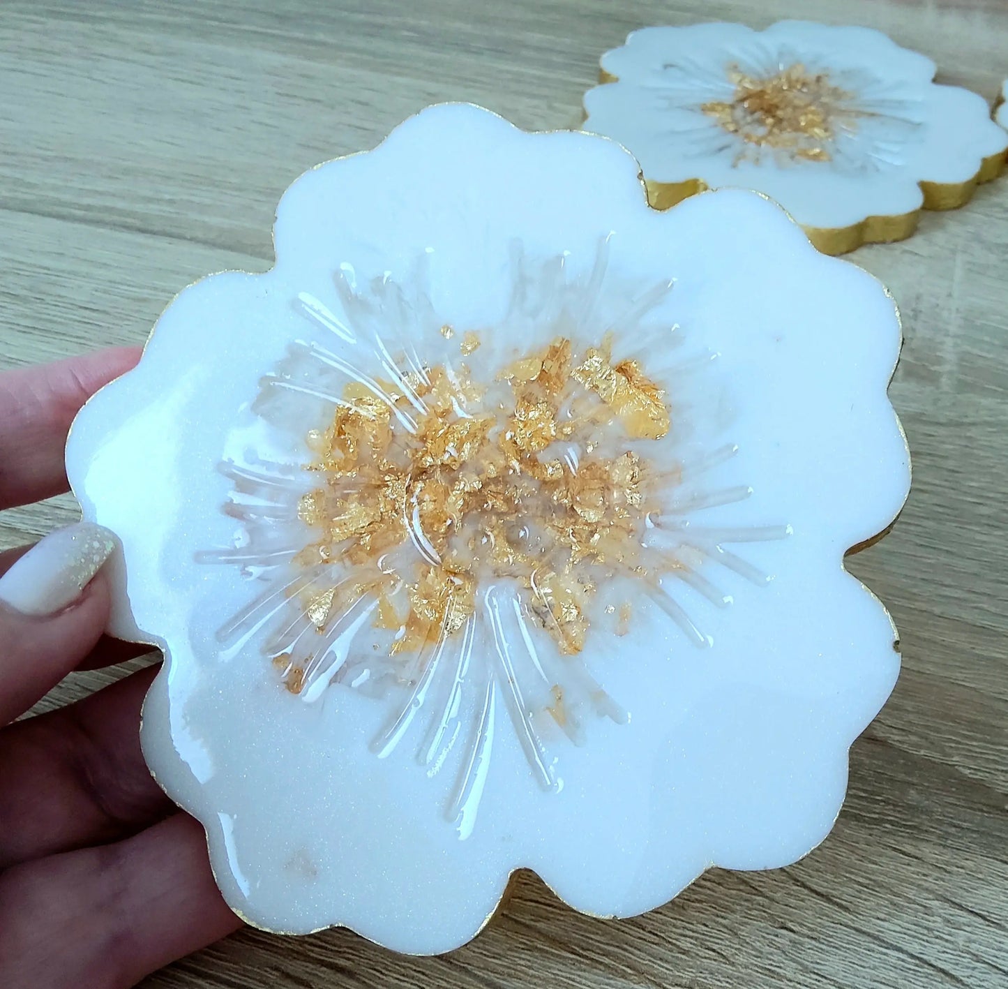DESSOUS DE VERRE FLEUR en résine époxy. Blanc et or - PRETTY RESINE