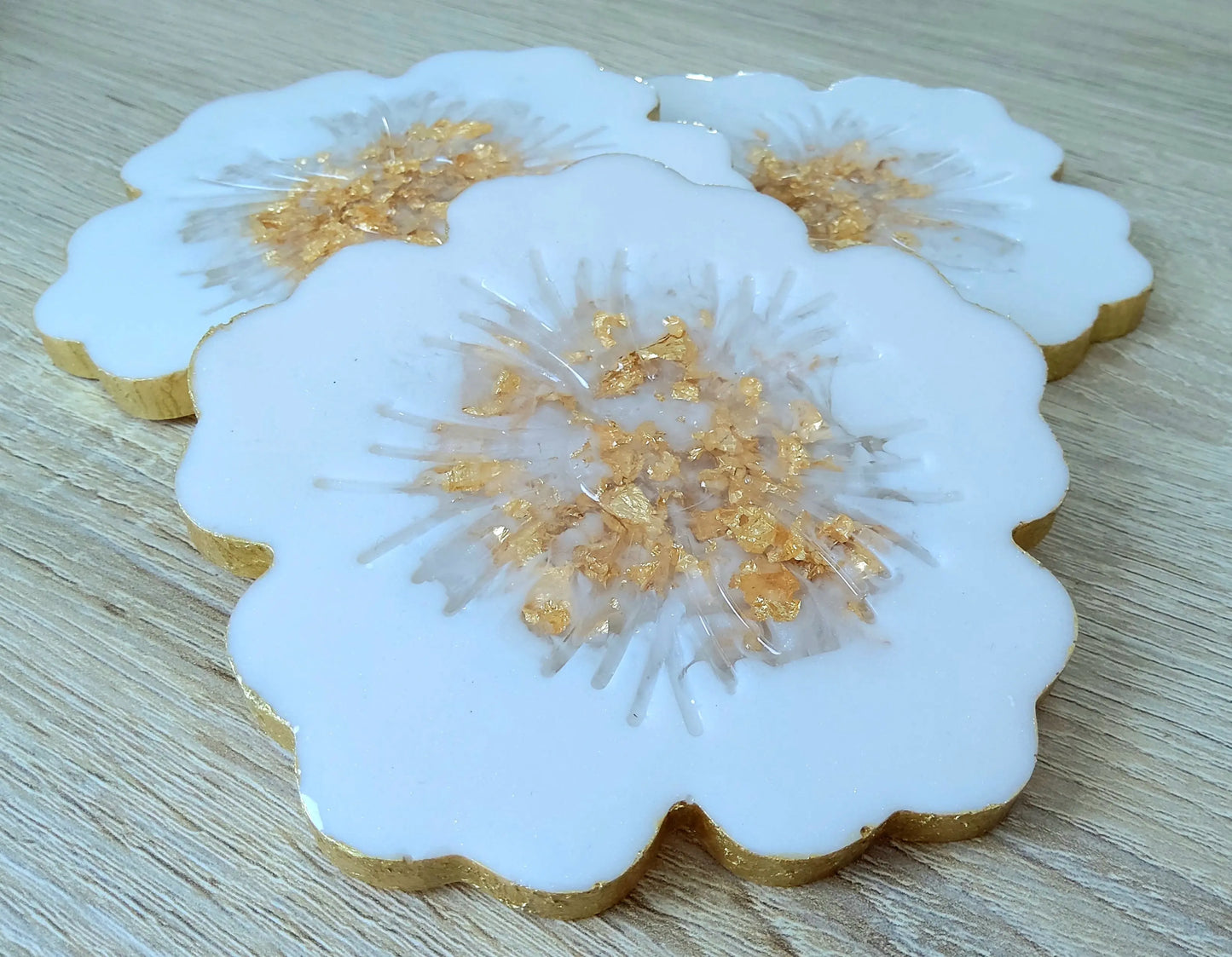 Ensemble de 3 DESSOUS DE VERRES FLEURS en résine époxy. Blanc et or - PRETTY RESINE