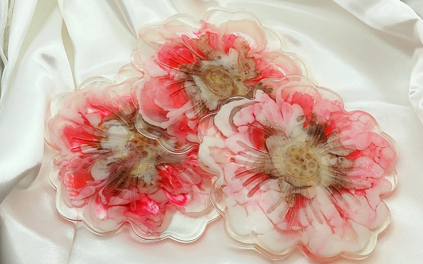Ensemble de 3 Dessous de verres FLEURS. Rose, blanc, or - PRETTY RESINE