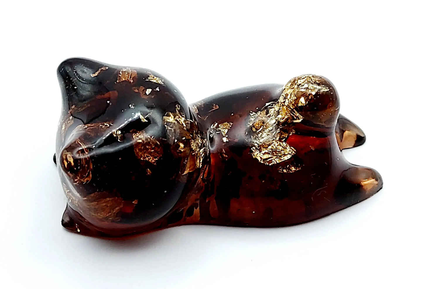 Figurine "Chaton couché" en résine époxy, marron et feuille d'or.