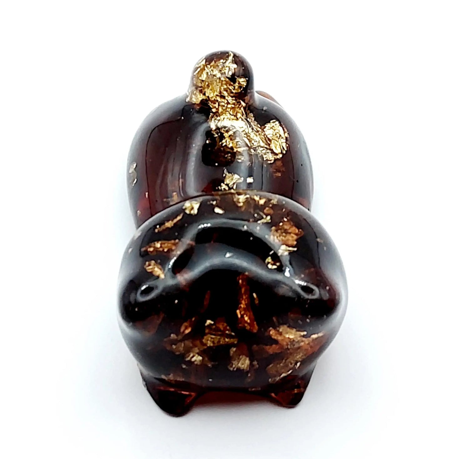 Figurine "Chaton couché" en résine époxy, marron et feuille d'or. Vue de face.